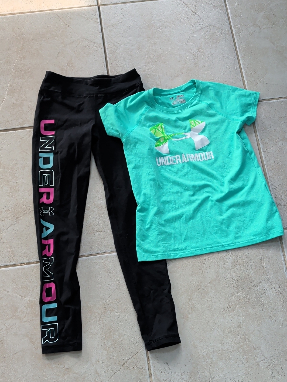 Under Armour Girl Size 8 Aqua Tee with Black Logo  Leggings Set